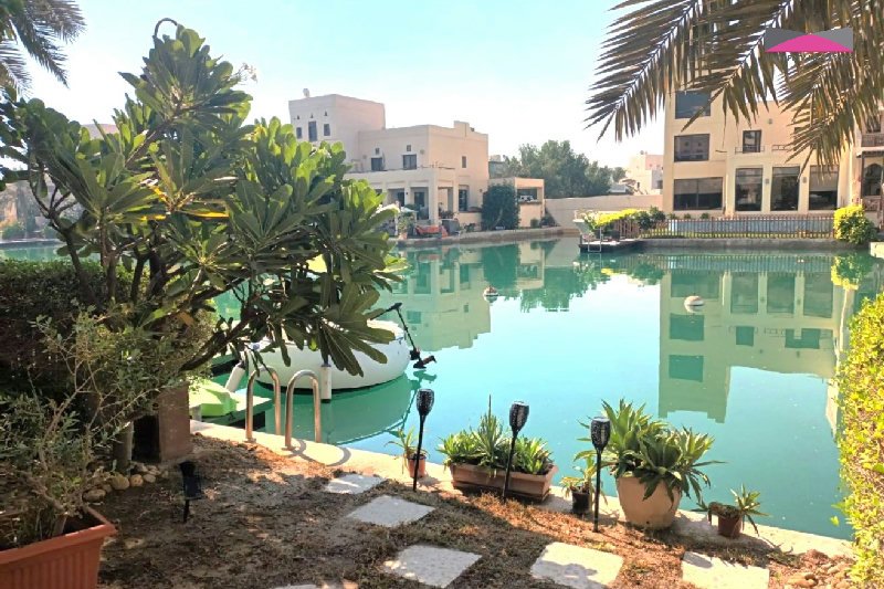 CANAL VIEW VILLA | PRIVATE MOORING | GARDEN SPACE – Slide 1