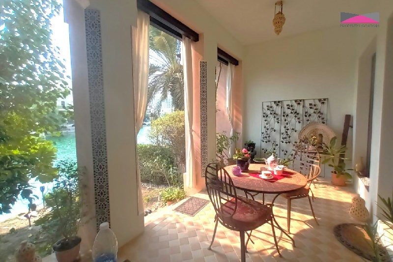 CANAL VIEW VILLA | PRIVATE MOORING | GARDEN SPACE – Slide 2