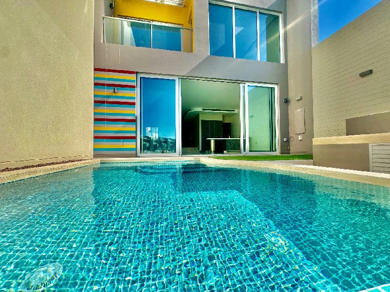 Stunning Waterfront Villa with Private Pool    – Slide 1