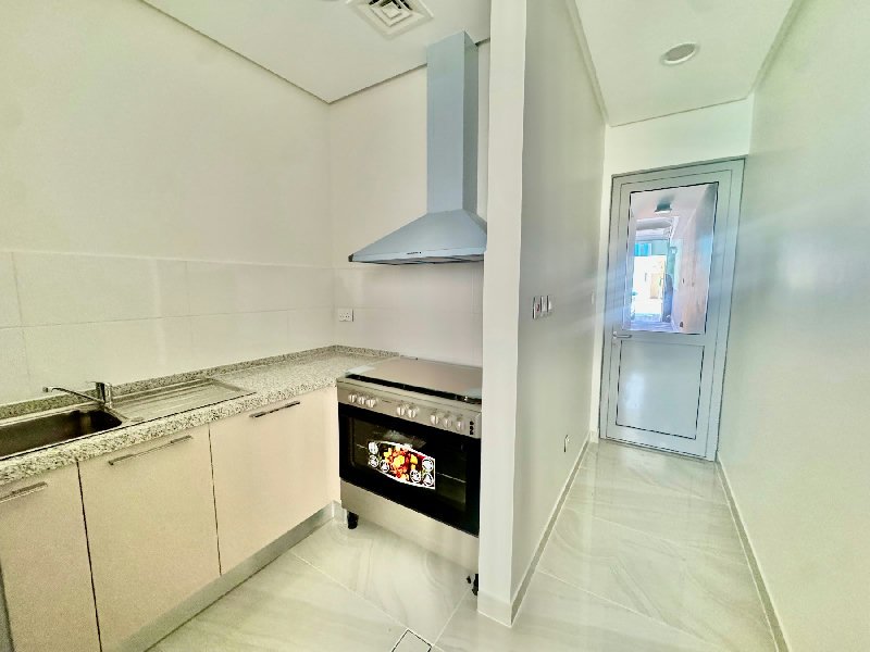 Stunning Waterfront Villa with Private Pool    – Slide 3