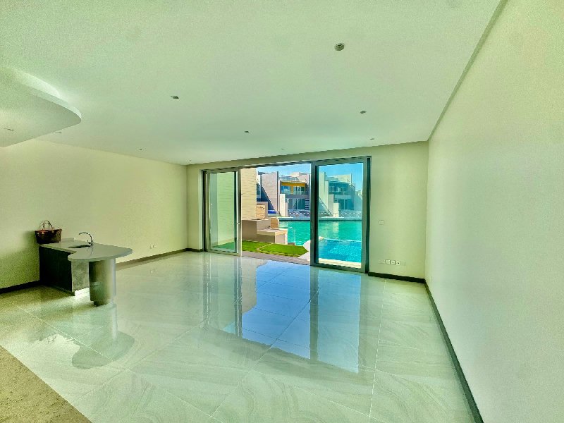 Stunning Waterfront Villa with Private Pool    – Slide 4