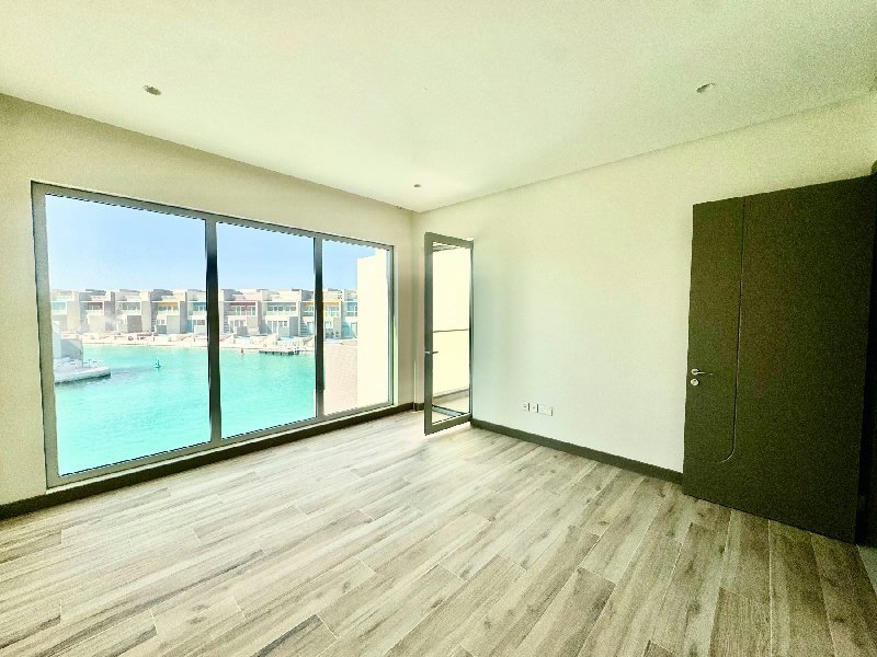 Stunning Waterfront Villa with Private Pool    – Slide 13