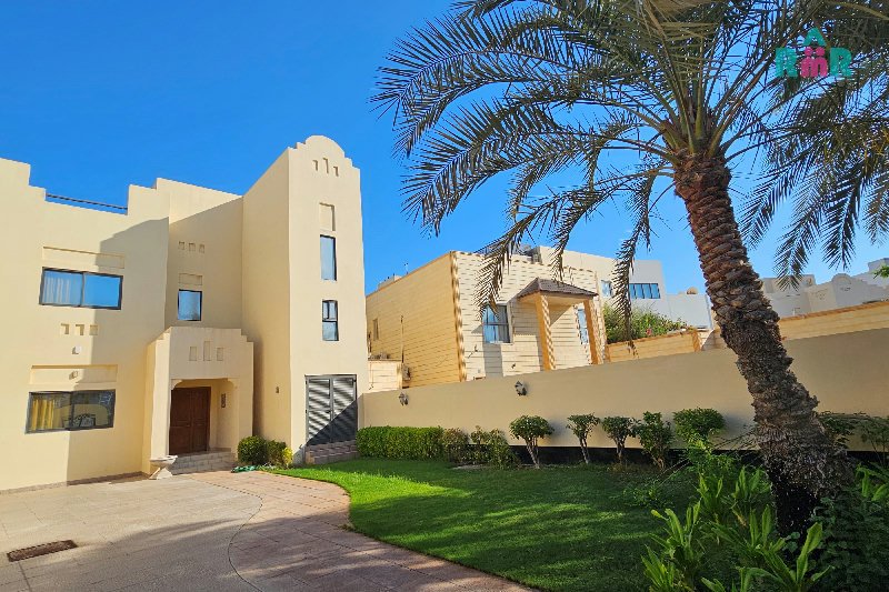 Detached Beachfront Villa/Garage/Private Swimming Pool/Garden - Main view