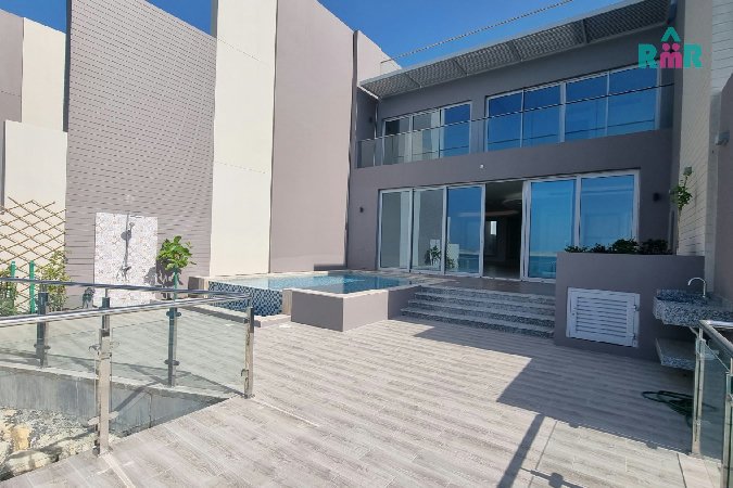 Oceanfront Living/Modern Developed Facilities – Slide 7