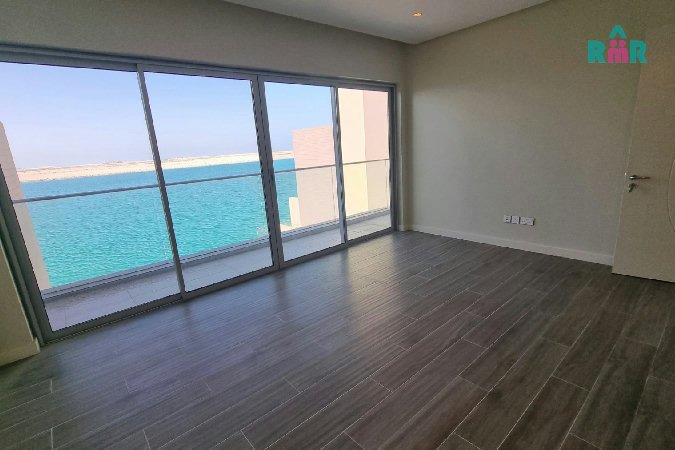 Oceanfront Living/Modern Developed Facilities – Slide 10