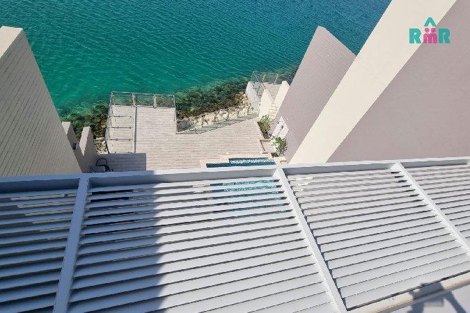 Oceanfront Living/Modern Developed Facilities – Slide 17