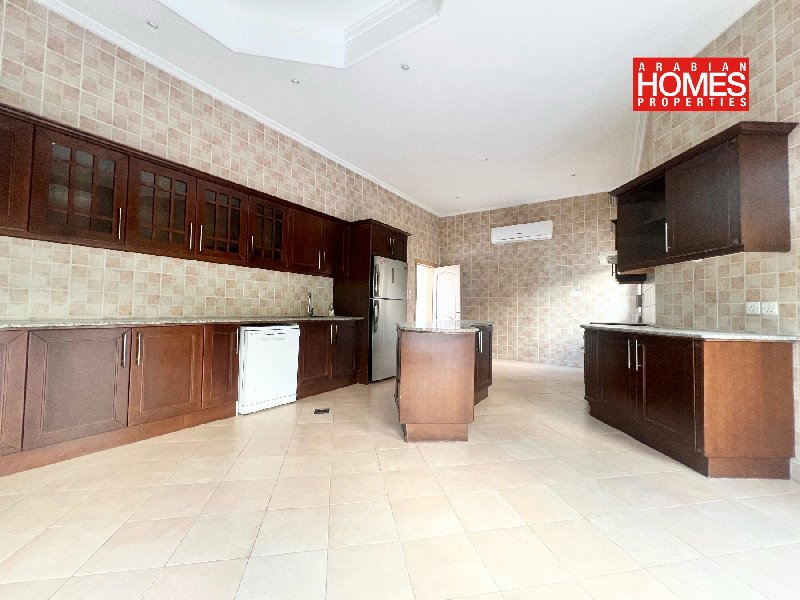 4 BEDROOM VILLA WITH PRIVATE POOL AND GARDEN – Slide 8