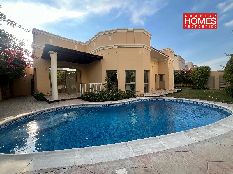 4 BEDROOM VILLA WITH PRIVATE POOL AND GARDEN – Slide 1