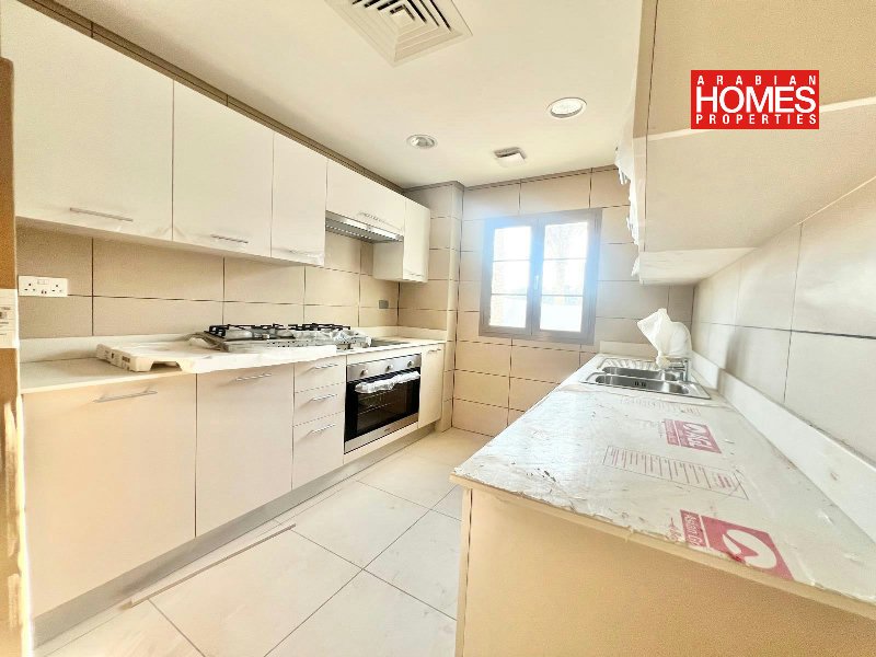 BRAND NEW 4 BEDROOM VILLA WITH PRIVATE GARDEN – Slide 9