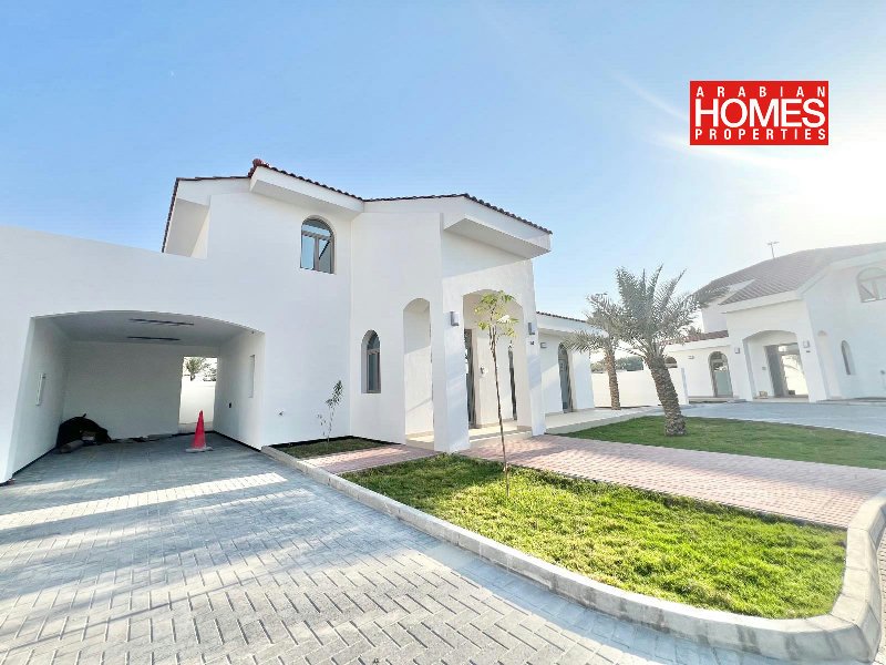 BRAND NEW 4 BEDROOM VILLA WITH PRIVATE GARDEN – Slide 1