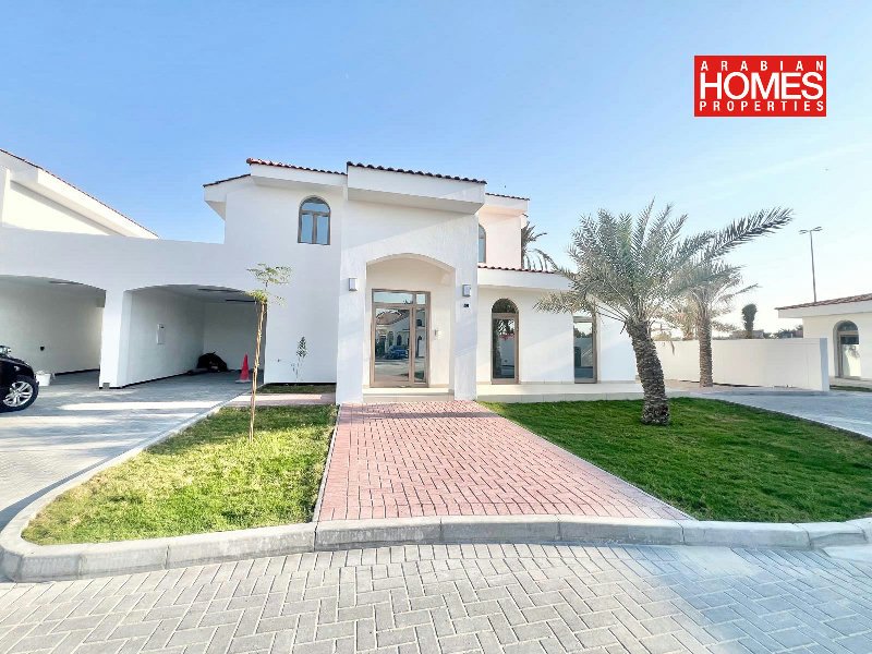 BRAND NEW 4 BEDROOM VILLA WITH PRIVATE GARDEN – Slide 2