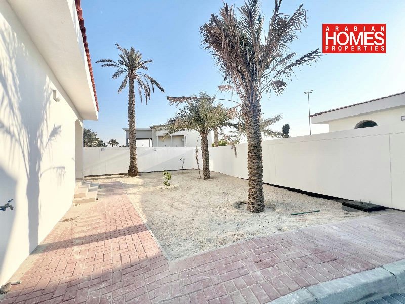 BRAND NEW 4 BEDROOM VILLA WITH PRIVATE GARDEN – Slide 11