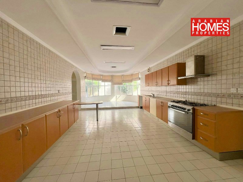 4 BEDROOM VILLA WITH PRIVATE GARDEN – Slide 10