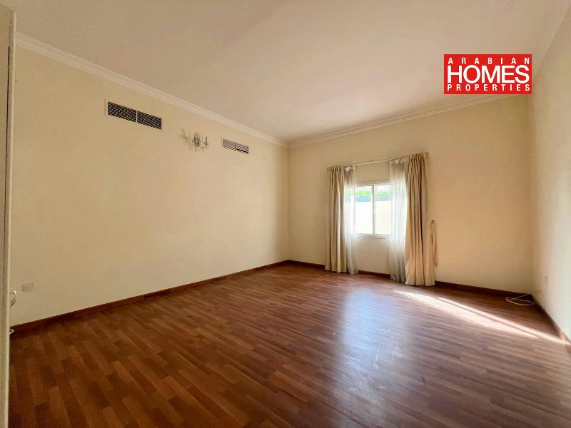 4 BEDROOM VILLA WITH PRIVATE GARDEN – Slide 9