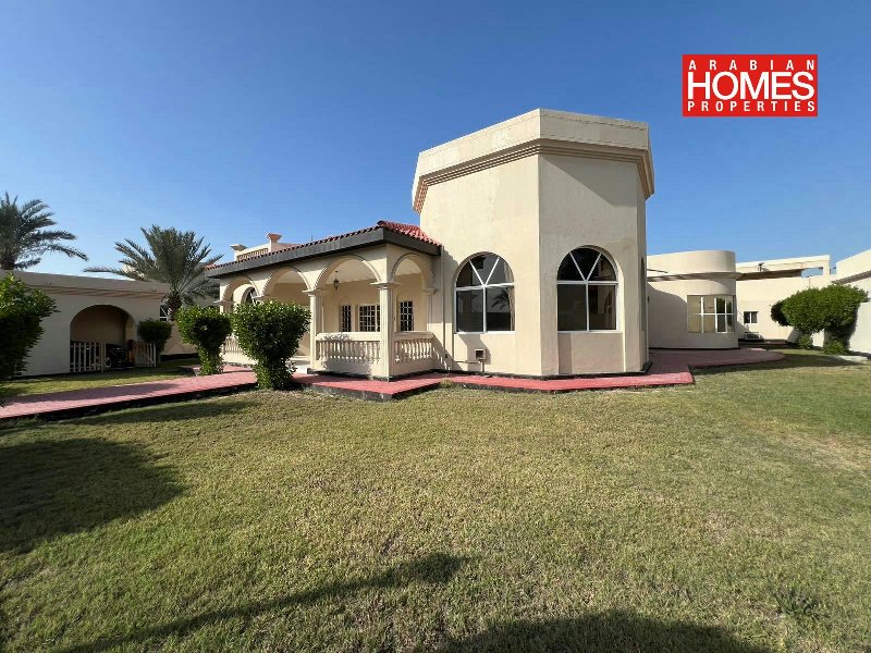 4 BEDROOM VILLA WITH PRIVATE GARDEN – Slide 1