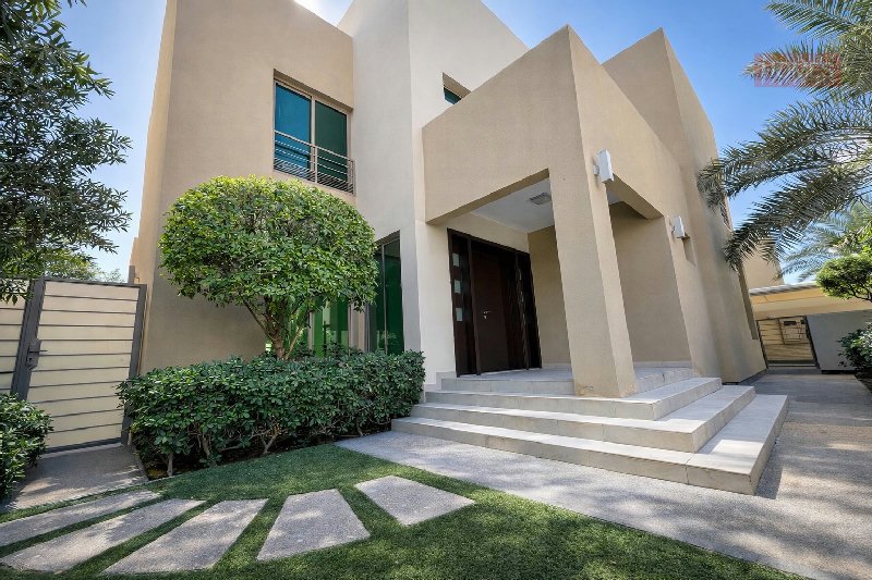 ELEGANT 4 BEDROOM VILLA WITH PRIVATE POOL – Slide 1