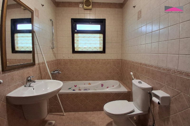 Exceptional 4-Bedroom Compound Villa for Rent in Janabiyah, Bahrain – Slide 10