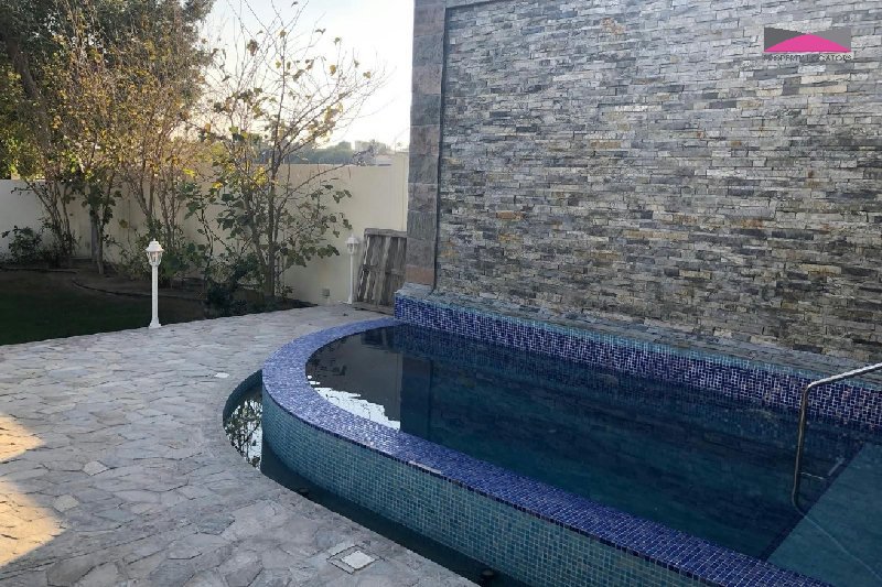 Spacious Villa with Additional Land – Slide 5