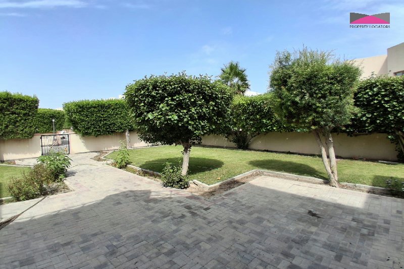 A FANTASTIC FAMILY VILLA WITH A GARDEN THAT REALLY DELIVERS – Slide 3