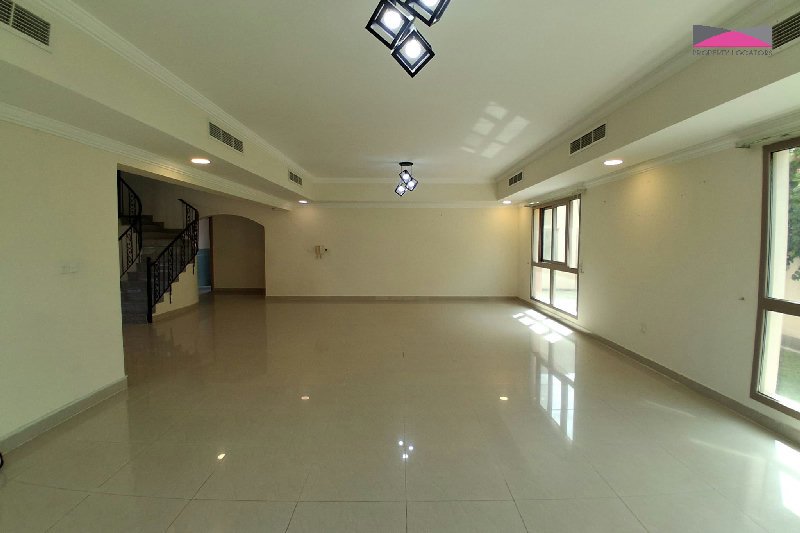 A FANTASTIC FAMILY VILLA WITH A GARDEN THAT REALLY DELIVERS – Slide 6