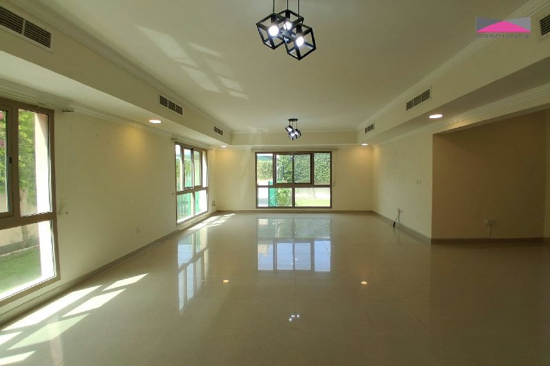 A FANTASTIC FAMILY VILLA WITH A GARDEN THAT REALLY DELIVERS – Slide 5