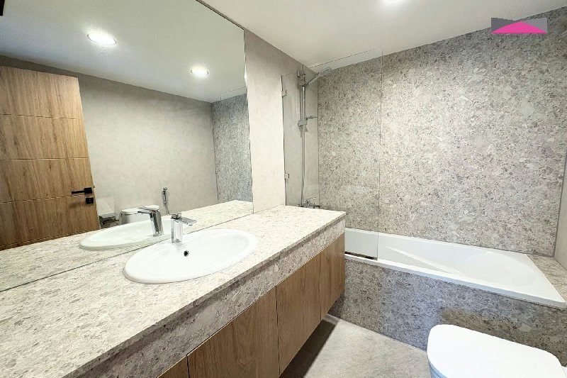 Elegant Fully Furnished Home with Pool and Gym Access – Slide 15