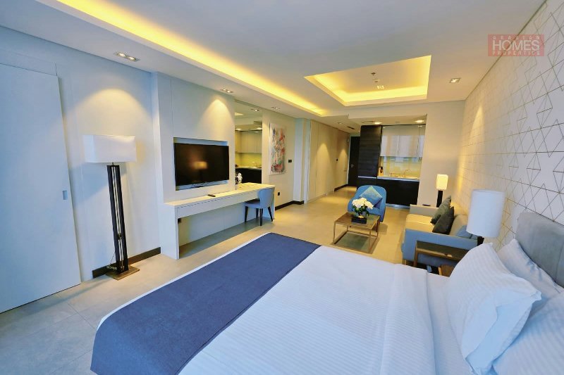 AMAZING SEA VIEW BALCONY WEEKLY HOUSE KEEPING & UNLIMITED INTERNET โ Slide 1