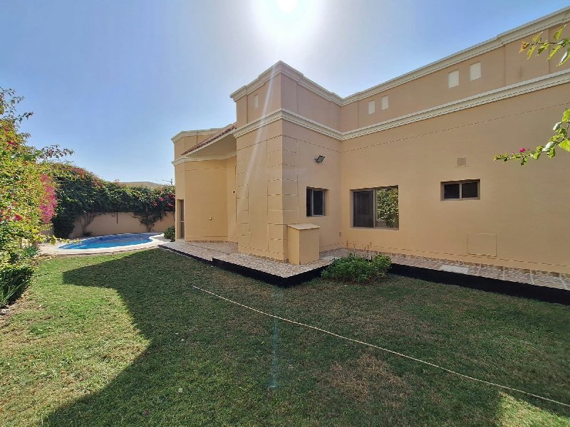 SPACIOUS BUNGALOW WITH GARDEN AND SWIMMING POOL – Slide 13