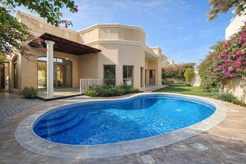 SPACIOUS BUNGALOW WITH GARDEN AND SWIMMING POOL – Slide 1