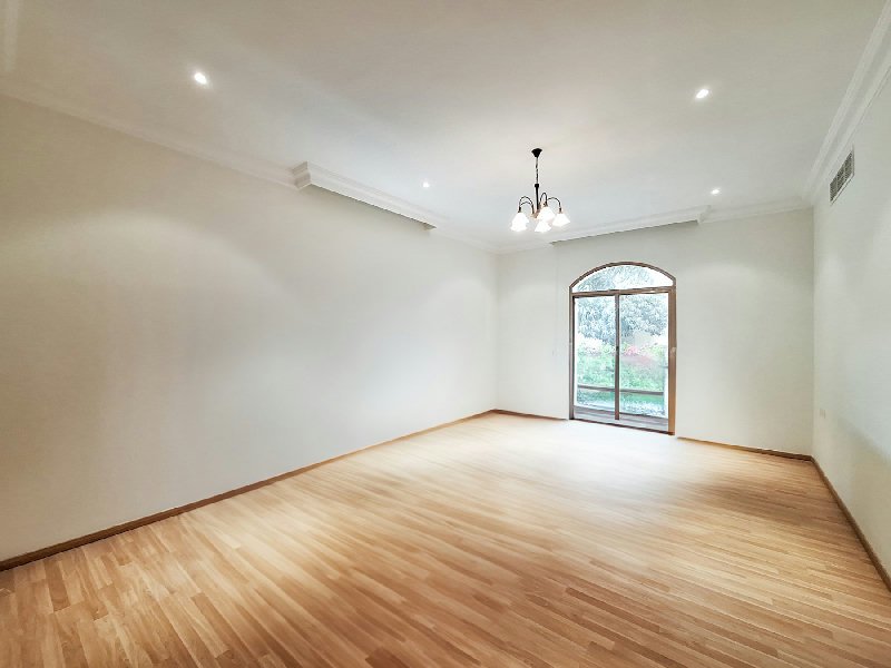 SPACIOUS BUNGALOW WITH GARDEN AND SWIMMING POOL – Slide 7