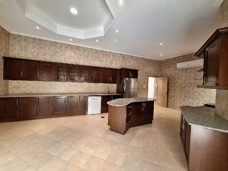 SPACIOUS BUNGALOW WITH GARDEN AND SWIMMING POOL – Slide 5