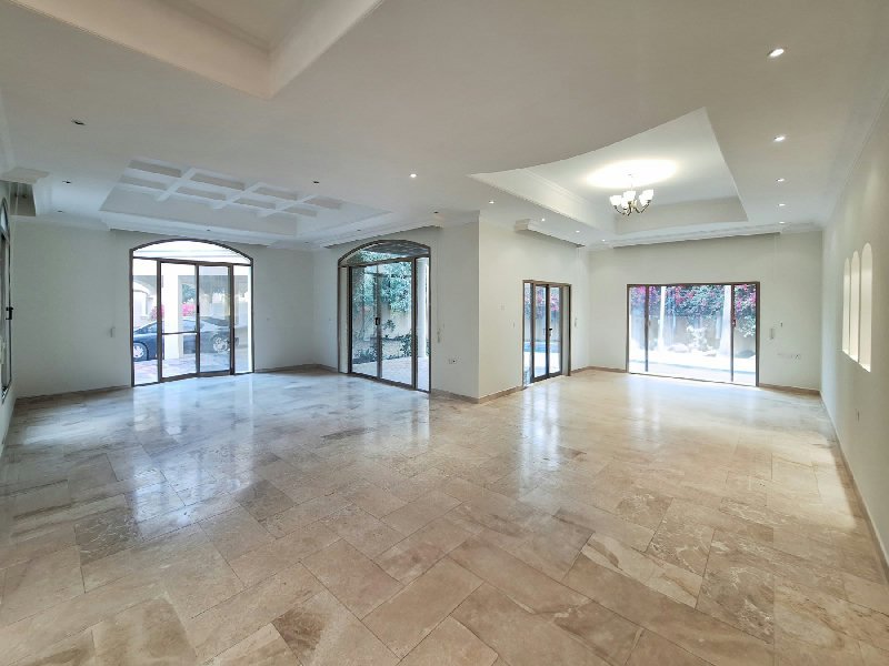 SPACIOUS BUNGALOW WITH GARDEN AND SWIMMING POOL – Slide 3