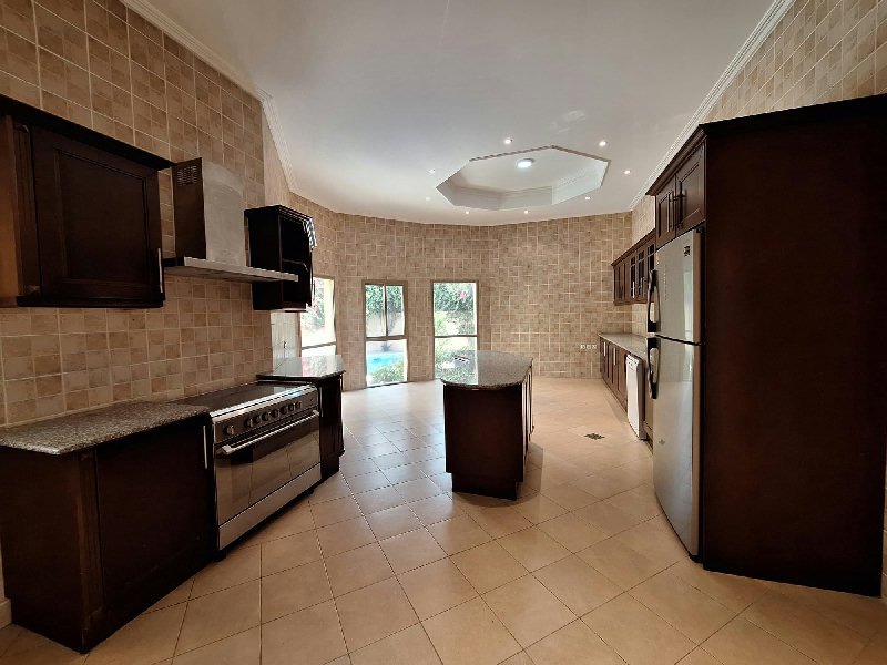 SPACIOUS BUNGALOW WITH GARDEN AND SWIMMING POOL – Slide 4