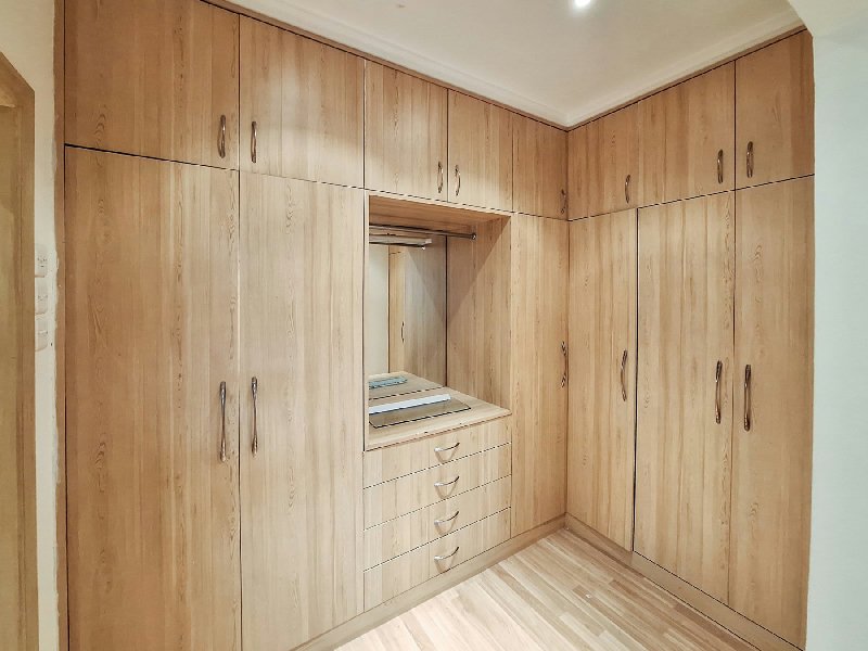 SPACIOUS BUNGALOW WITH GARDEN AND SWIMMING POOL – Slide 10