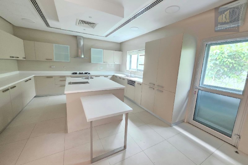 Exclusive Oceanfront Villa: Luxury Redefined – Slide 8