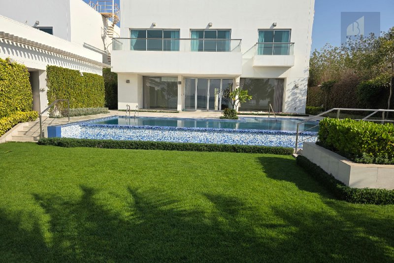 Exclusive Oceanfront Villa: Luxury Redefined – Slide 4