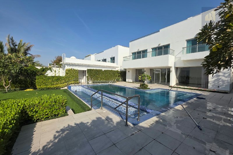 Exclusive Oceanfront Villa: Luxury Redefined – Slide 1